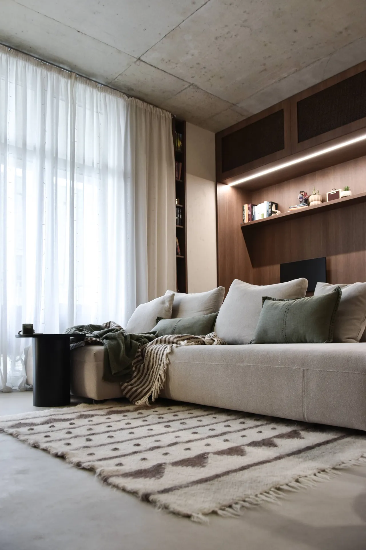 Острівна зона кухні Obsidian з преміальними матовими фасадами